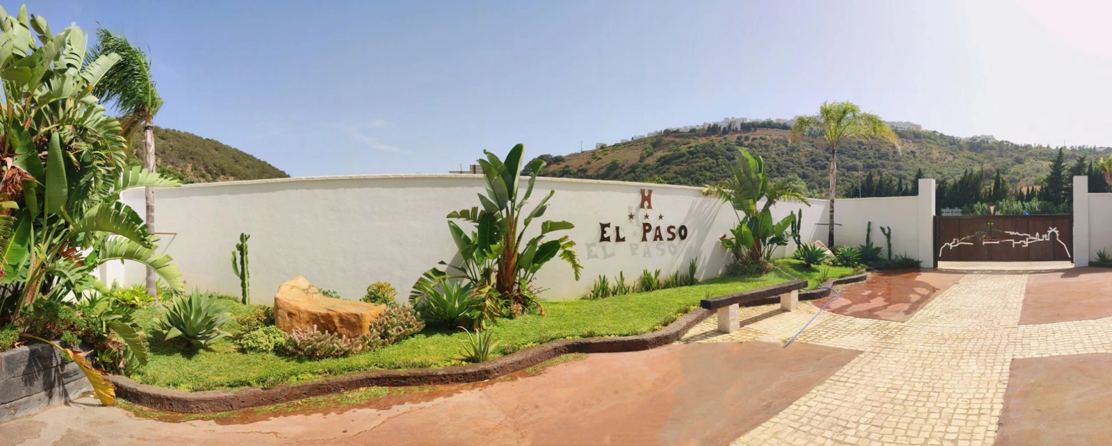 Entrada del Hotel El Paso, con su nombre en el muro exterior · Hotel El Paso