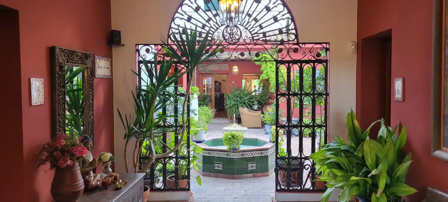 Entrada al patio con fuente del Hotel Sindhura. · Hotel Sindhura