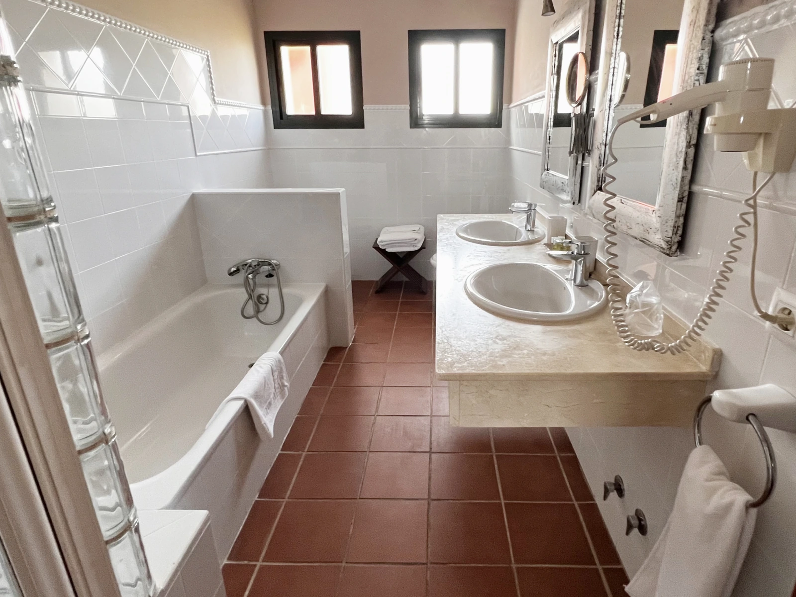 Baño con bañera y dos lavabos de la Suite Monte Meru. · Hotel Sindhura