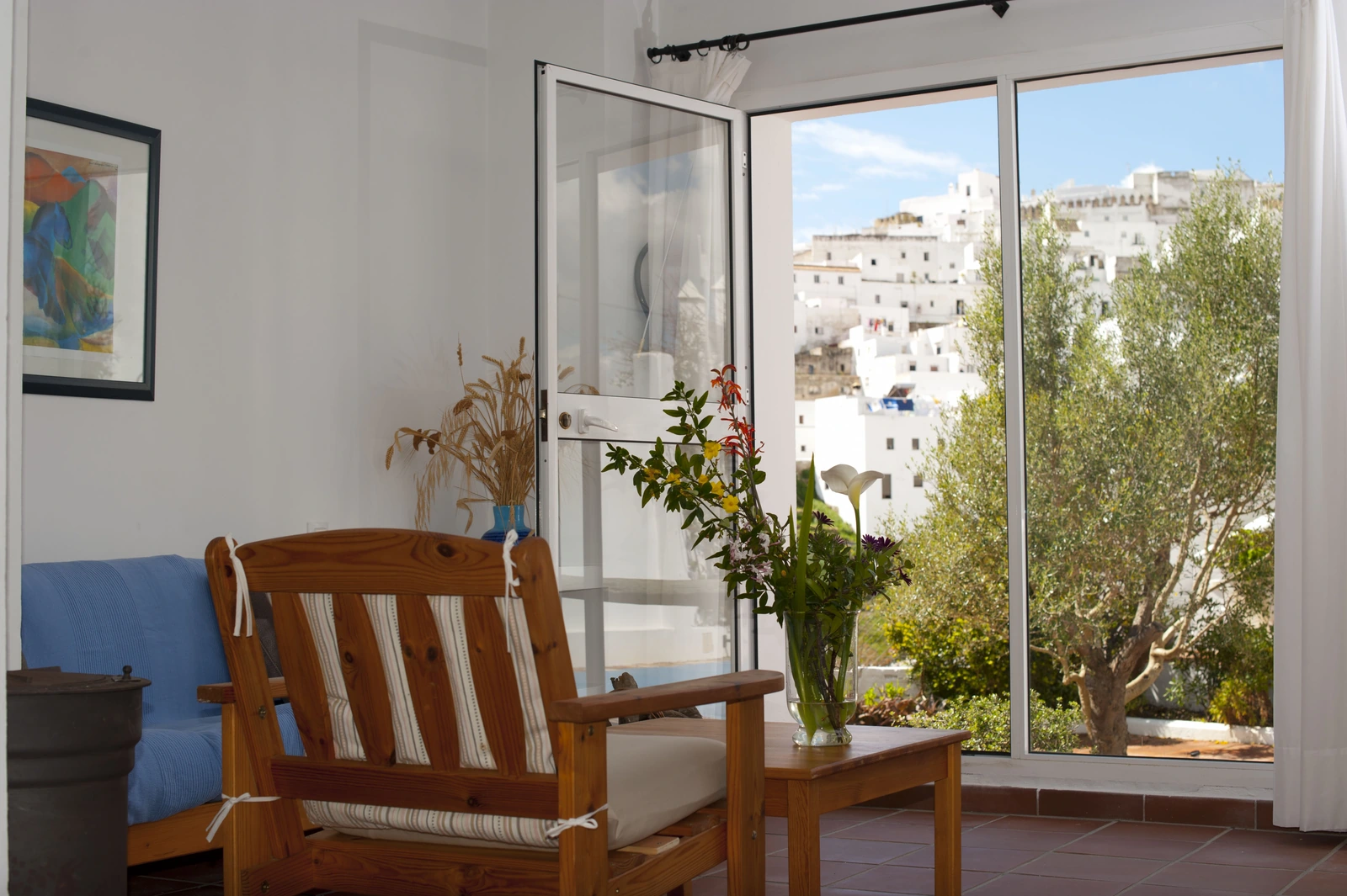 Salón del apartamento Dafne con salida a la terraza y vistas de Vejer · La Galbana