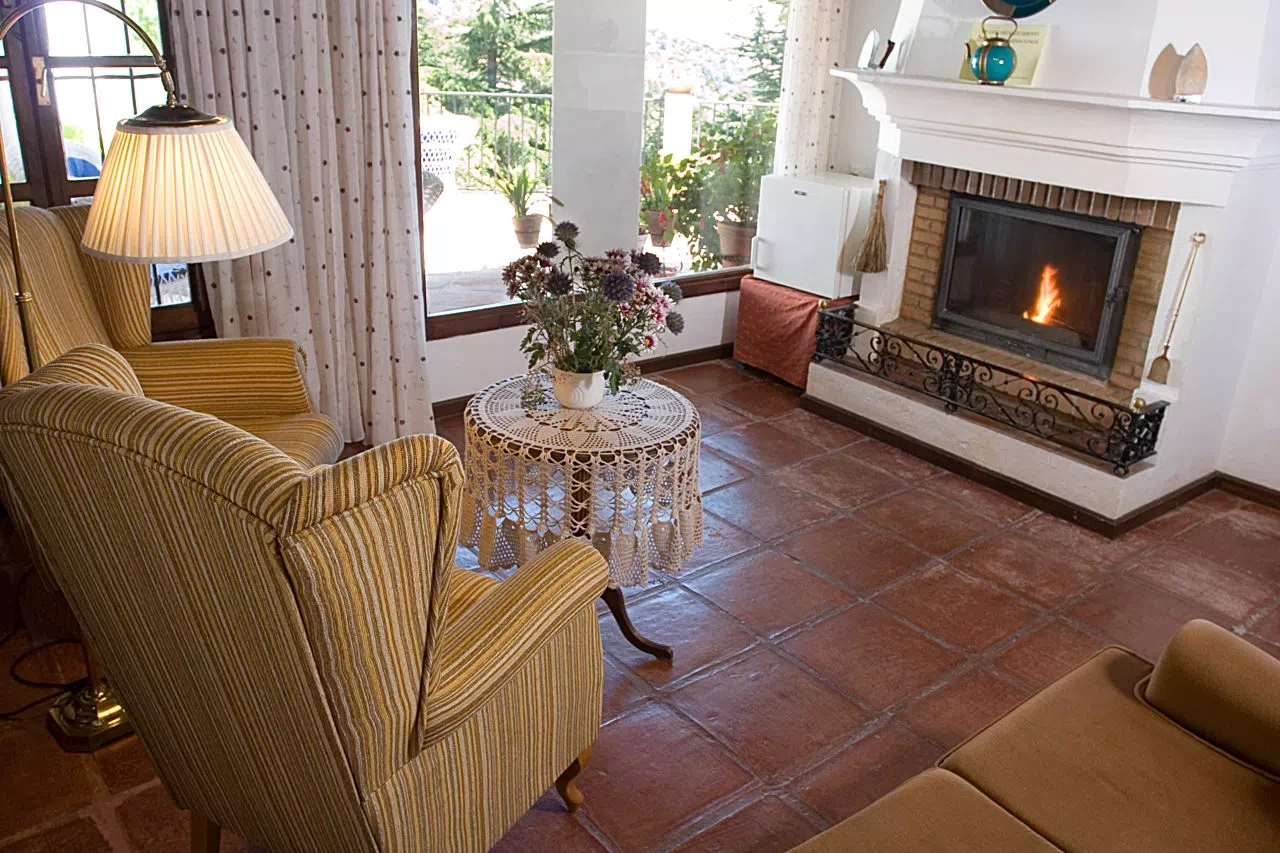 Salón común con chimenea de La Mejorana · La Mejorana