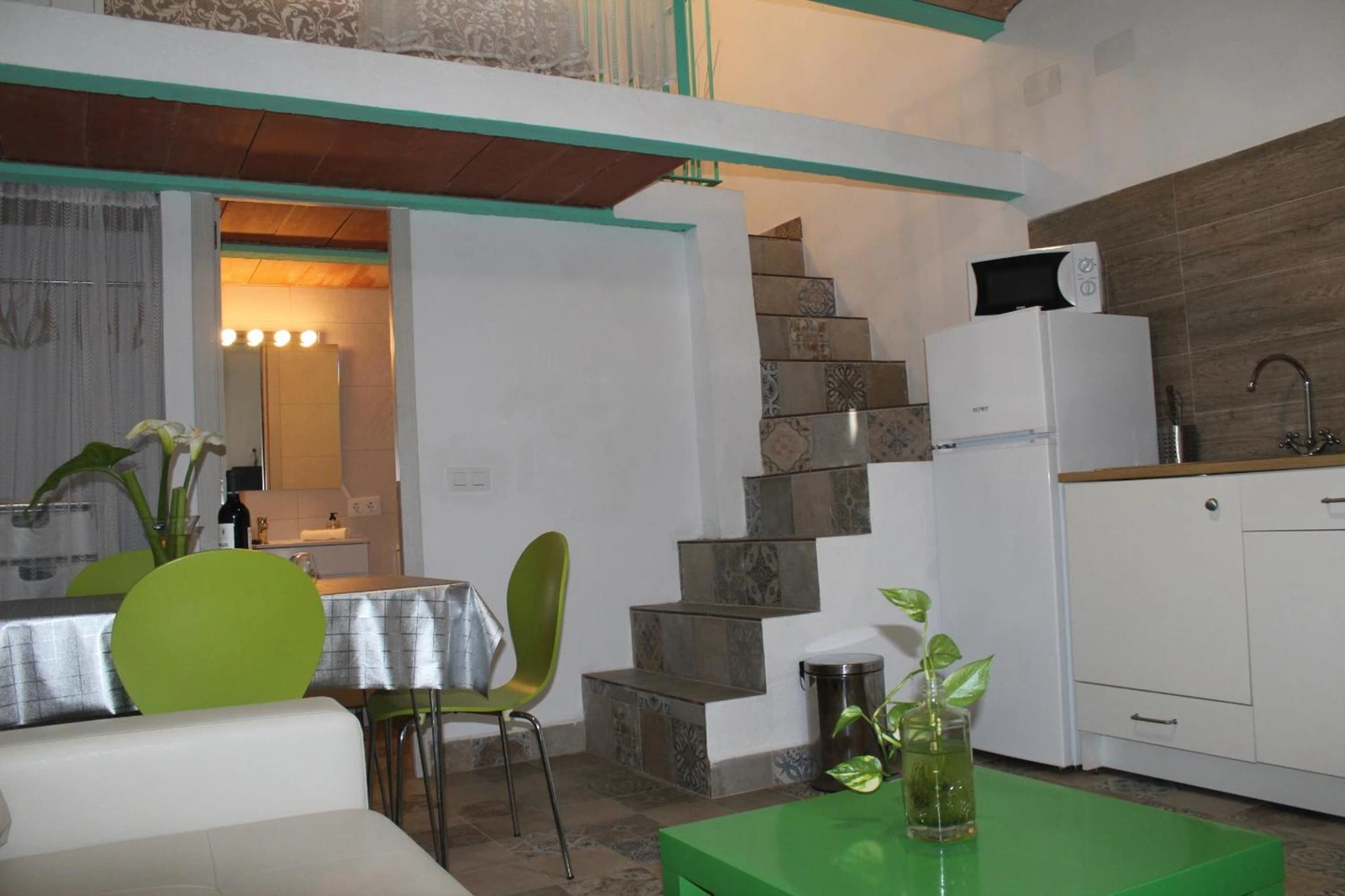 Salón del Apartamento Dúplex con escalera hacia el dormitorio. · Los Pepe Sancti Petri