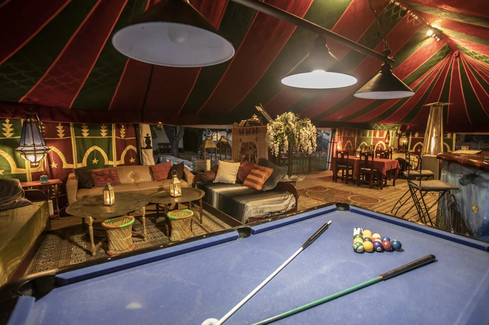 Paraíso Perdido: salón de juegos en la jaima · Paraíso Perdido