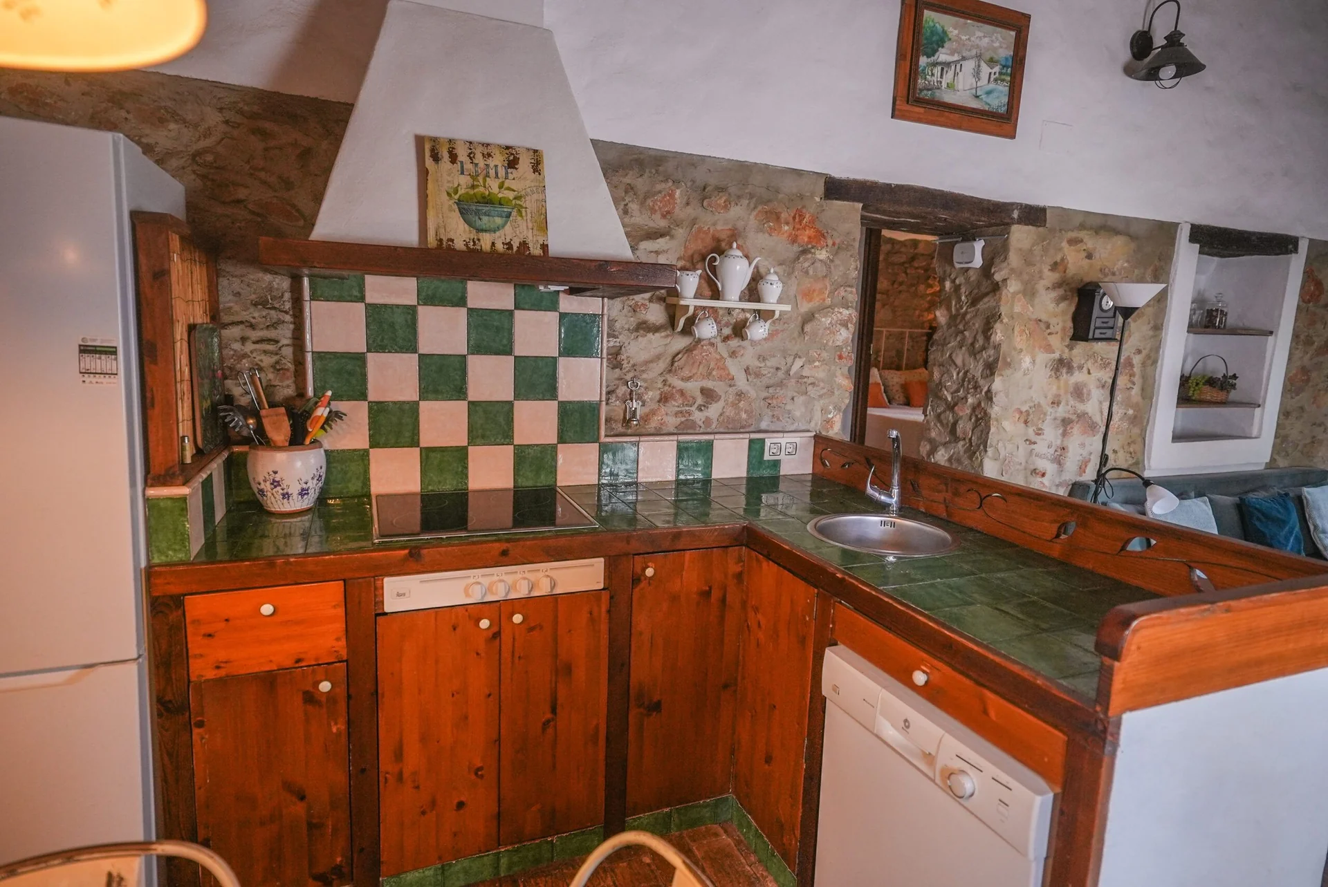 Cocina equipada de Rancho Tío Domingo con muebles de madera