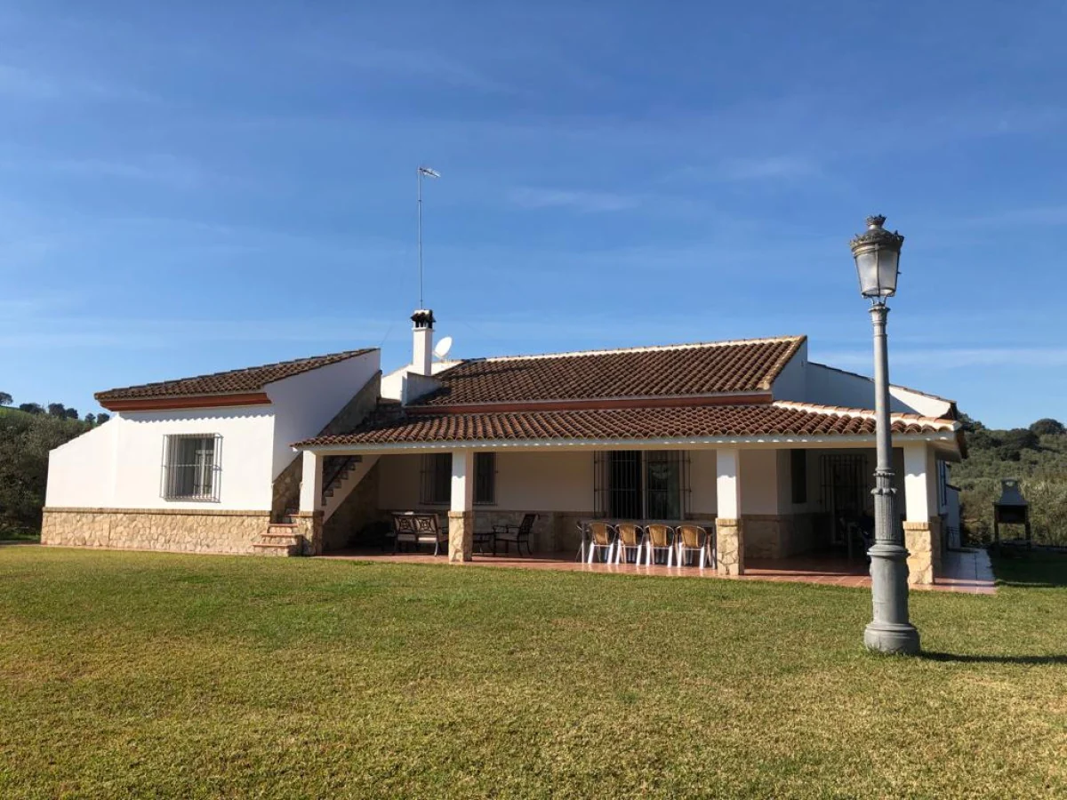 Fachada, porche y jardín · Villa Entreolivos