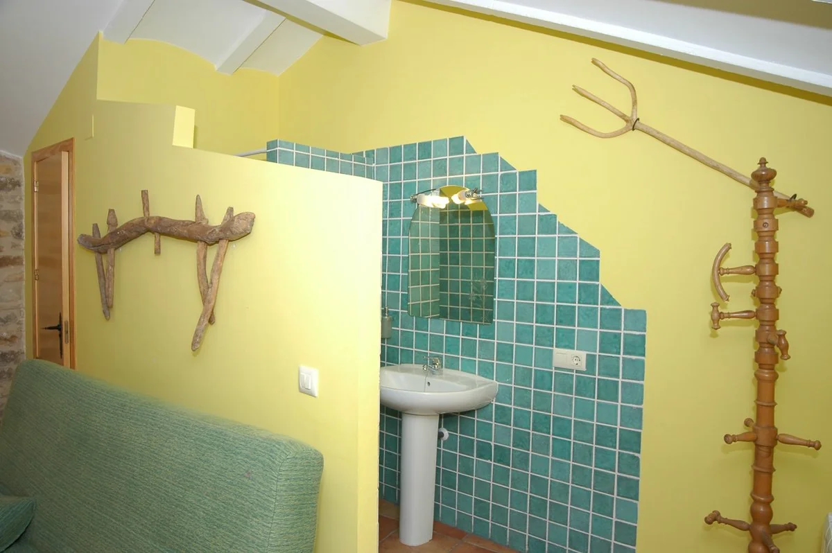 Zona de estar con acceso al baño · Casa Camí Real