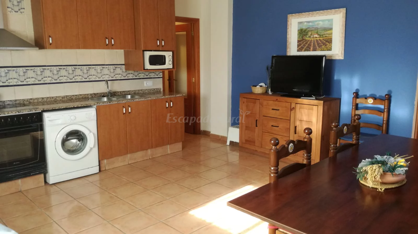 Cocina y zona de estar de una vivienda · Casa Carlos
