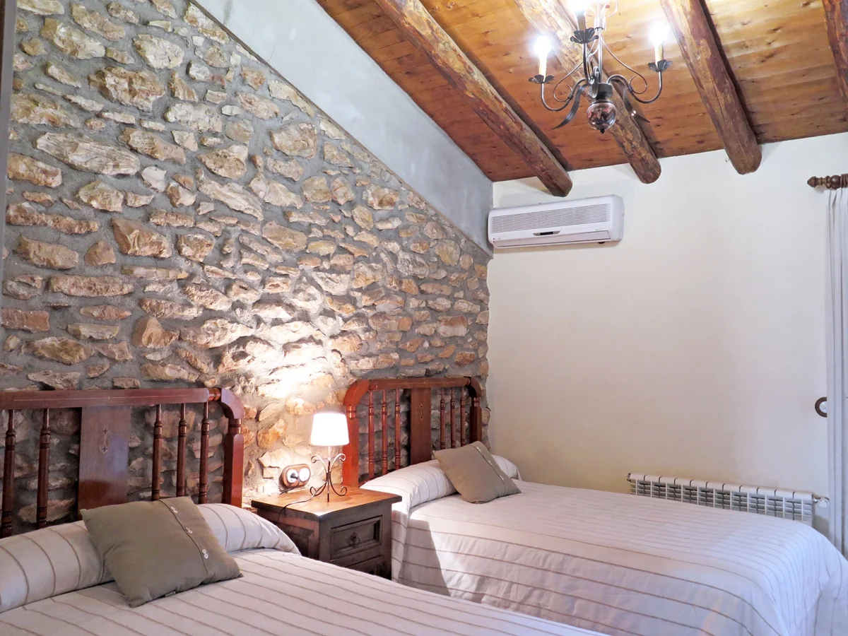 Dormitorio con dos camas individuales · Casa El Ros I y II