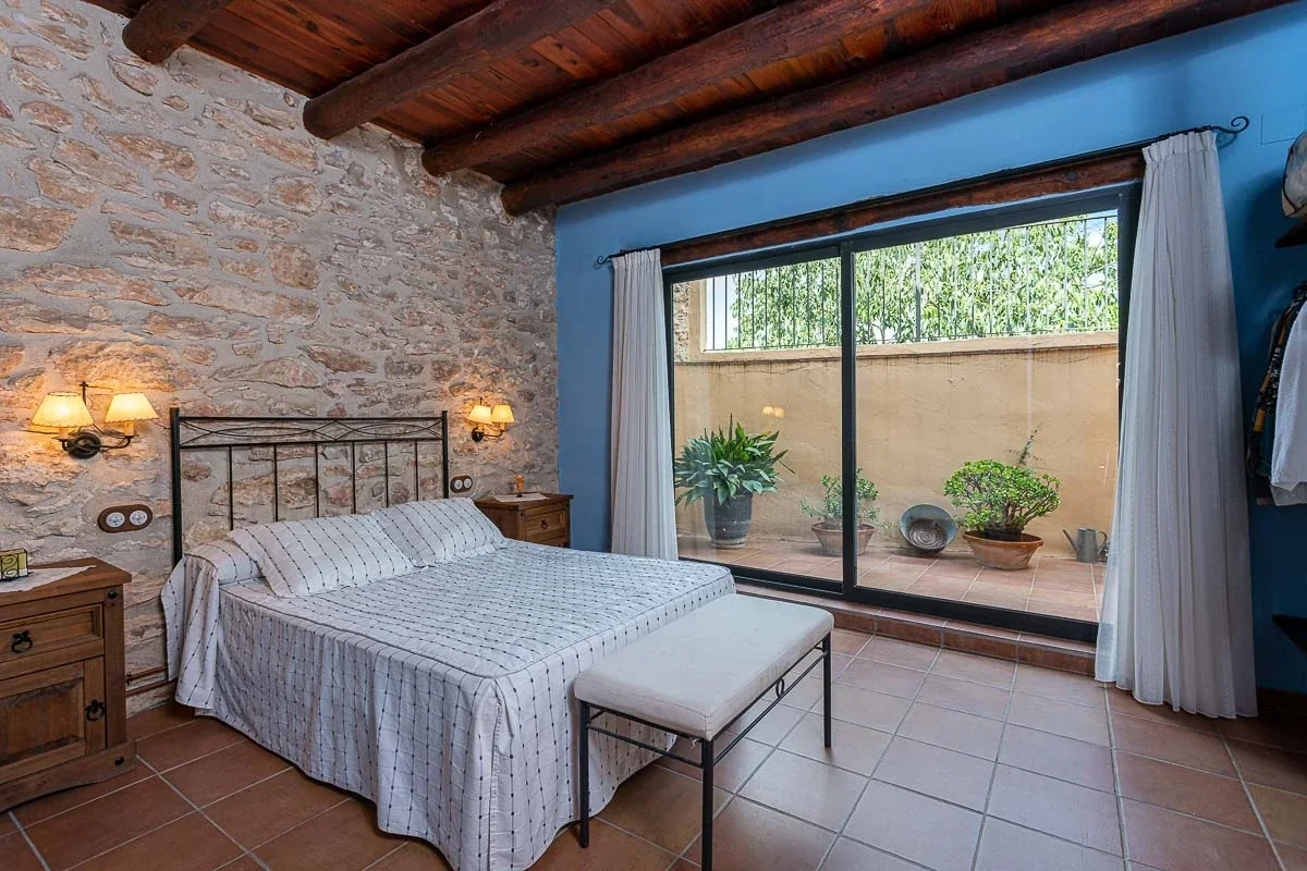 Dormitorio con acceso al patio · Casa La Rafela