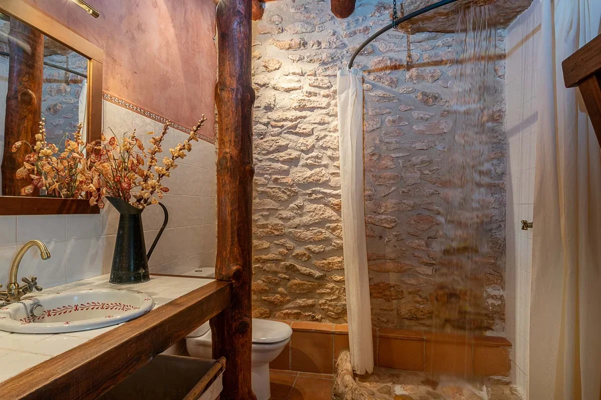 Baño de piedra natural · Casa La Rafela