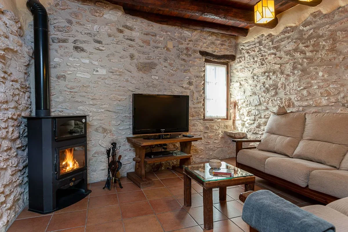 Sala de estar con estufa · Casa La Rafela