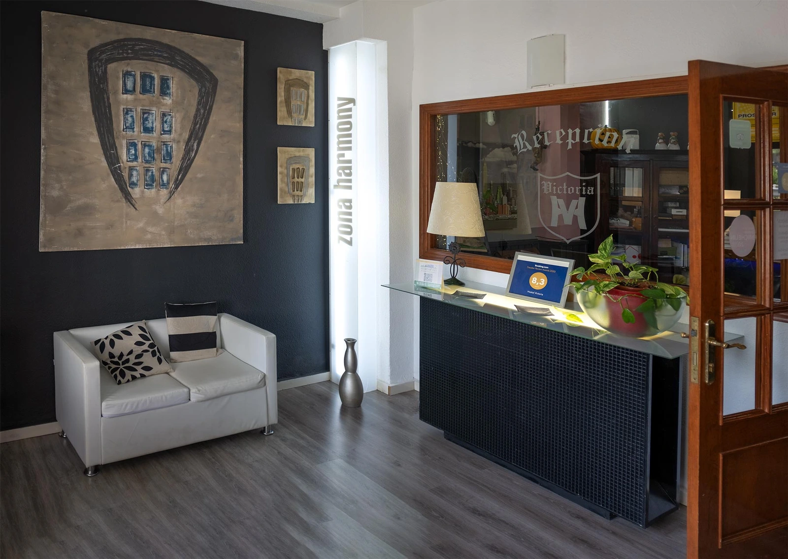 Vestíbulo y mostrador del hostal · Hostal Victoria
