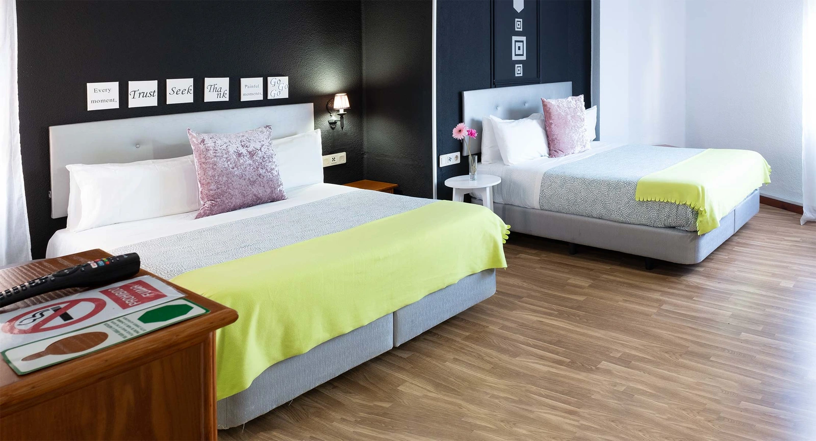 Habitación cuádruple con dos camas de matrimonio · Hostal Victoria