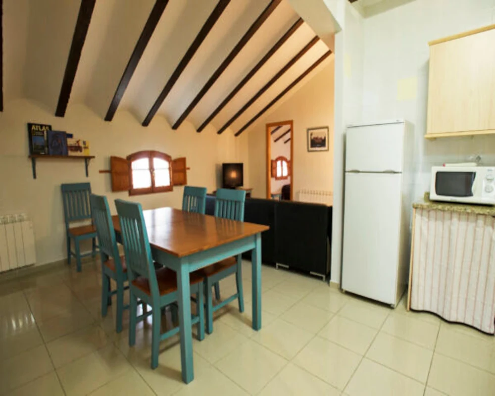 Salón cocina abuhardillado de un apartamento · La Belluga
