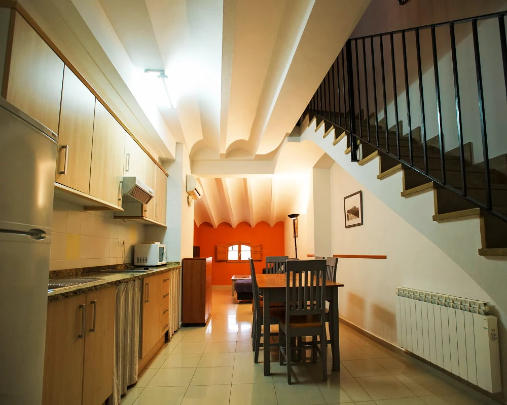Zona de estar y cocina de un apartamento dúplex · La Belluga