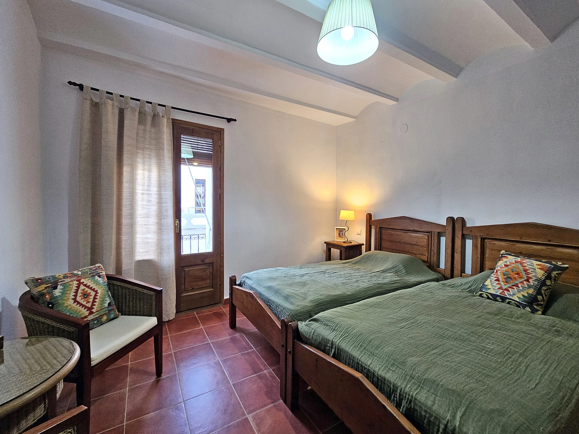 Dormitorio de La Garrofera con dos camas