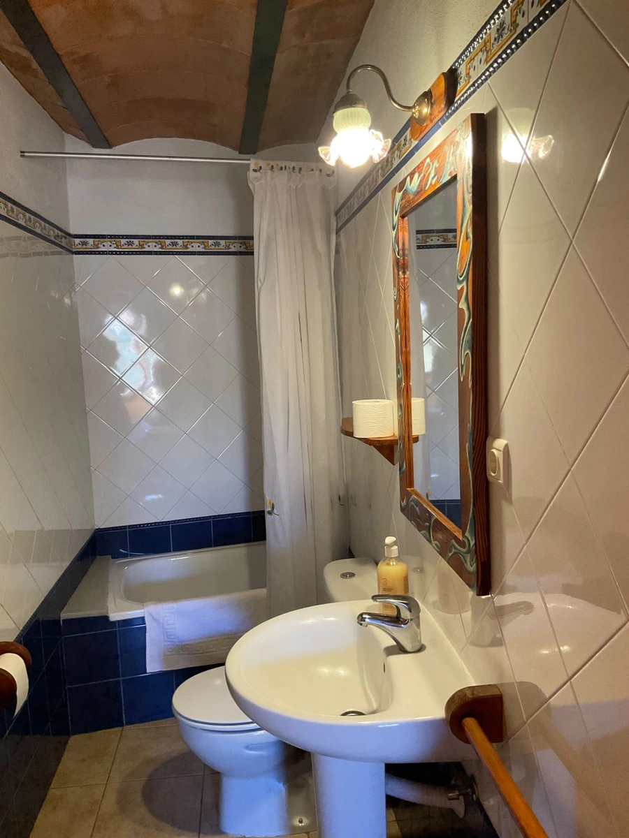 Baño de la habitación Caliu · Casa Rural La Roureda