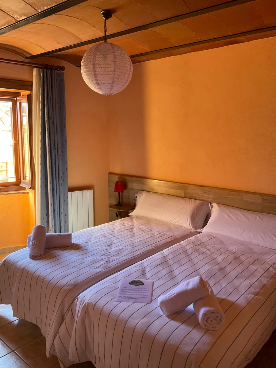 Habitación Caliu con cama de matrimonio · Casa Rural La Roureda