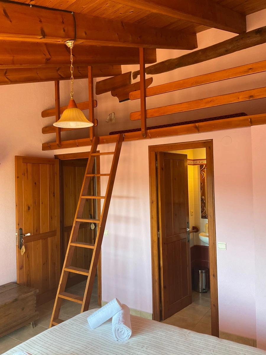 Habitación l’Alba con altillo y escalera · Casa Rural La Roureda