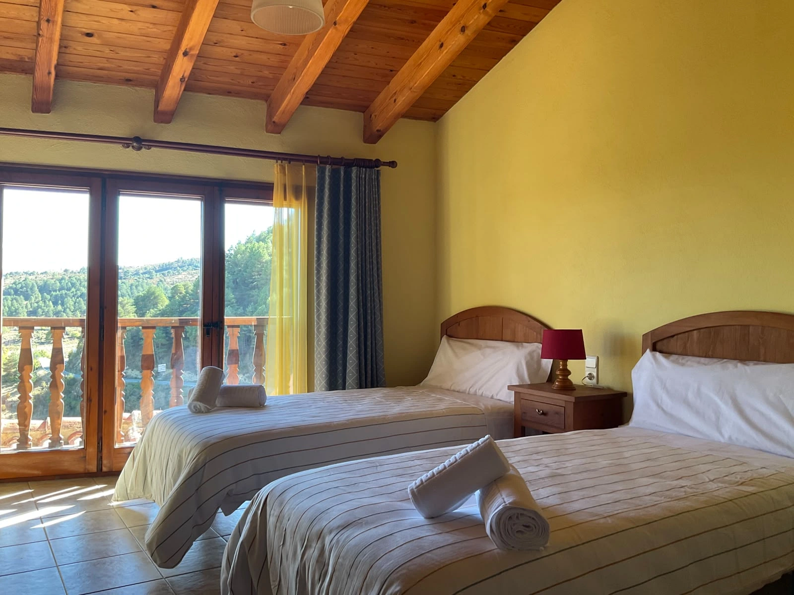 Habitación La Llum con camas y balcón · Casa Rural La Roureda