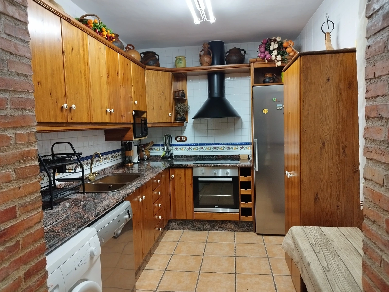 Cocina equipada con muebles de madera · Mas de les Casetes