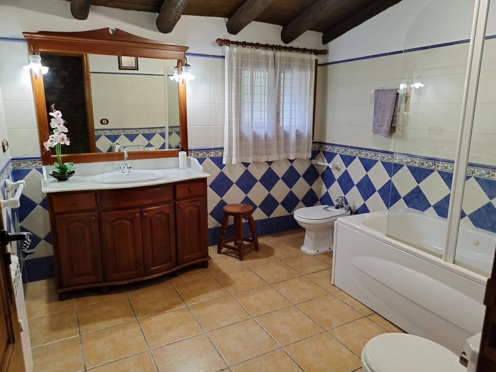 Baño compartido por las habitaciones 1 y 2 · Mas de les Casetes