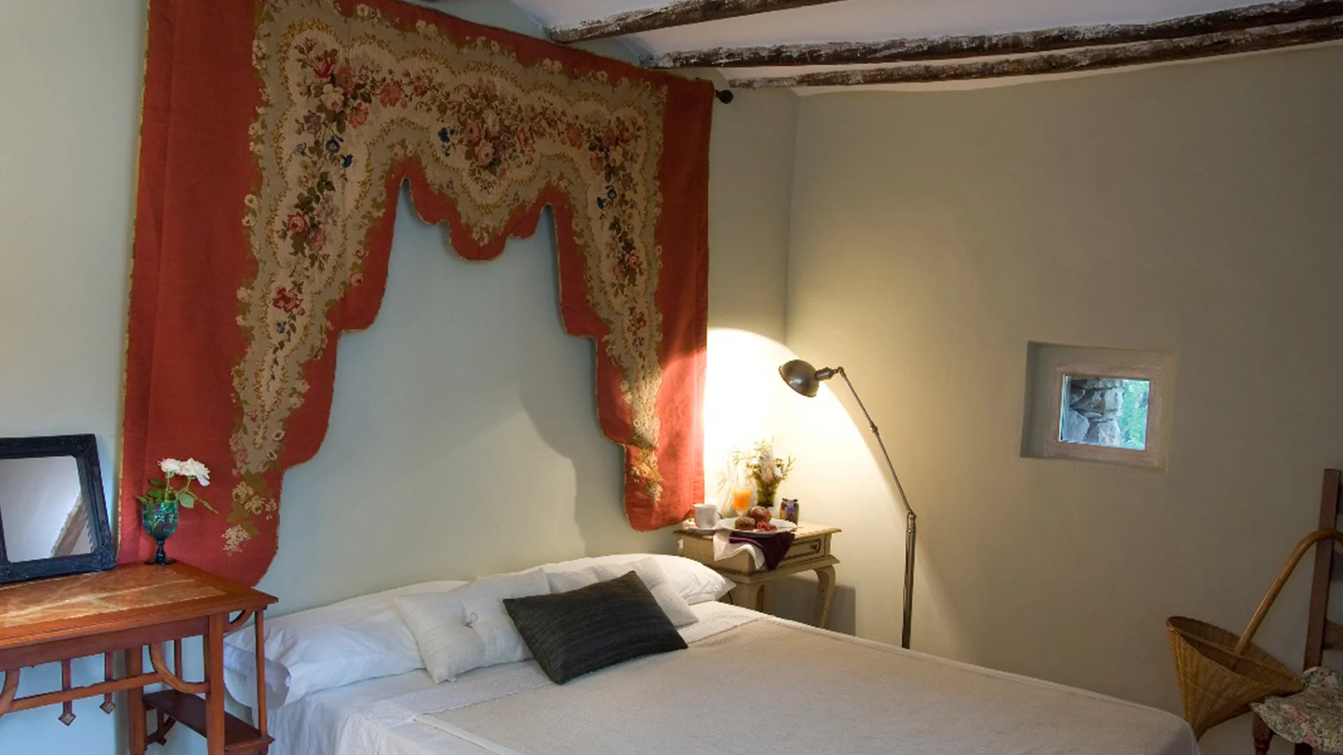 Dormitorio con cama doble · Masía Sort de Boix