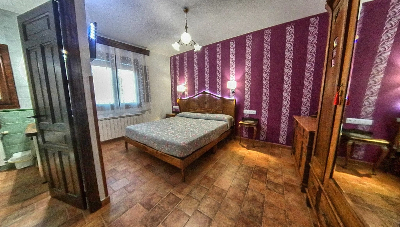 Habitación doble con papel decorativo morado y vigas · Posada Abuela Fidela