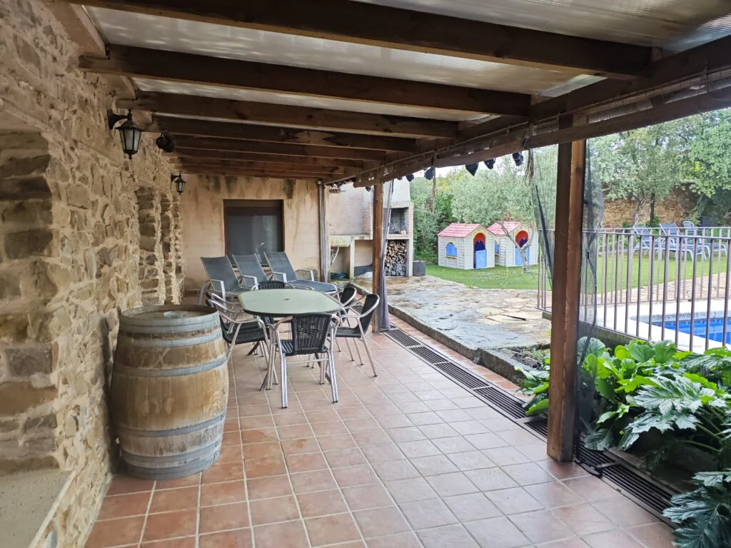 Porche cubierto de Casa Rural Abuela María junto al patio y la piscina