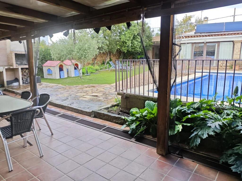 Piscina exterior de Casa Rural Abuela María, en su patio ajardinado