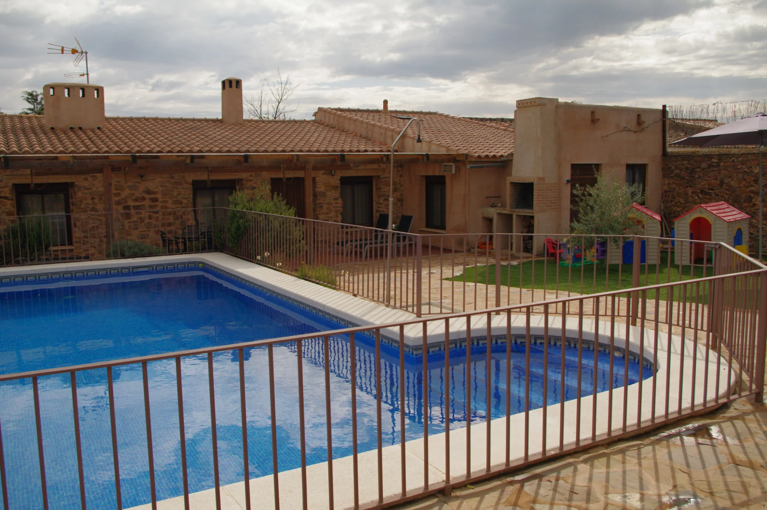 Piscina y zona de descanso de Casa Rural Abuela María
