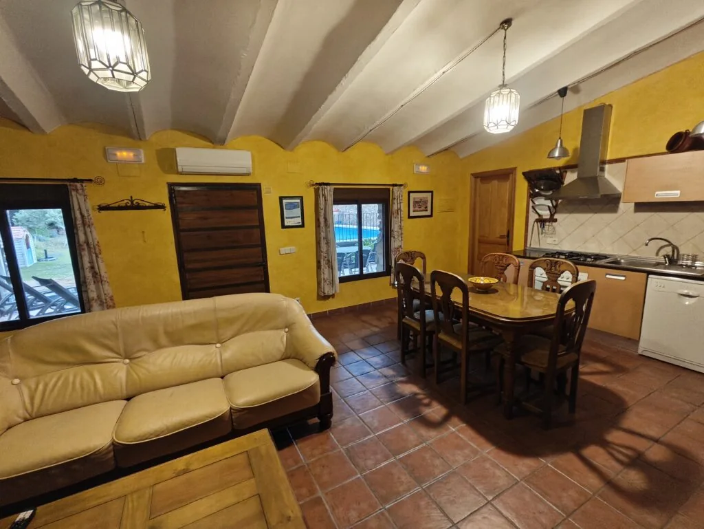 Salón con cocina y comedor de Casa Rural Abuela María