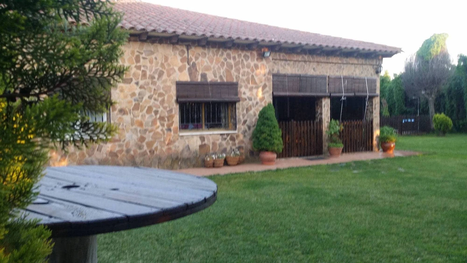 Fachada de piedra y porche de Casa Los Jabones 1 · Casa Rural Los Jabones