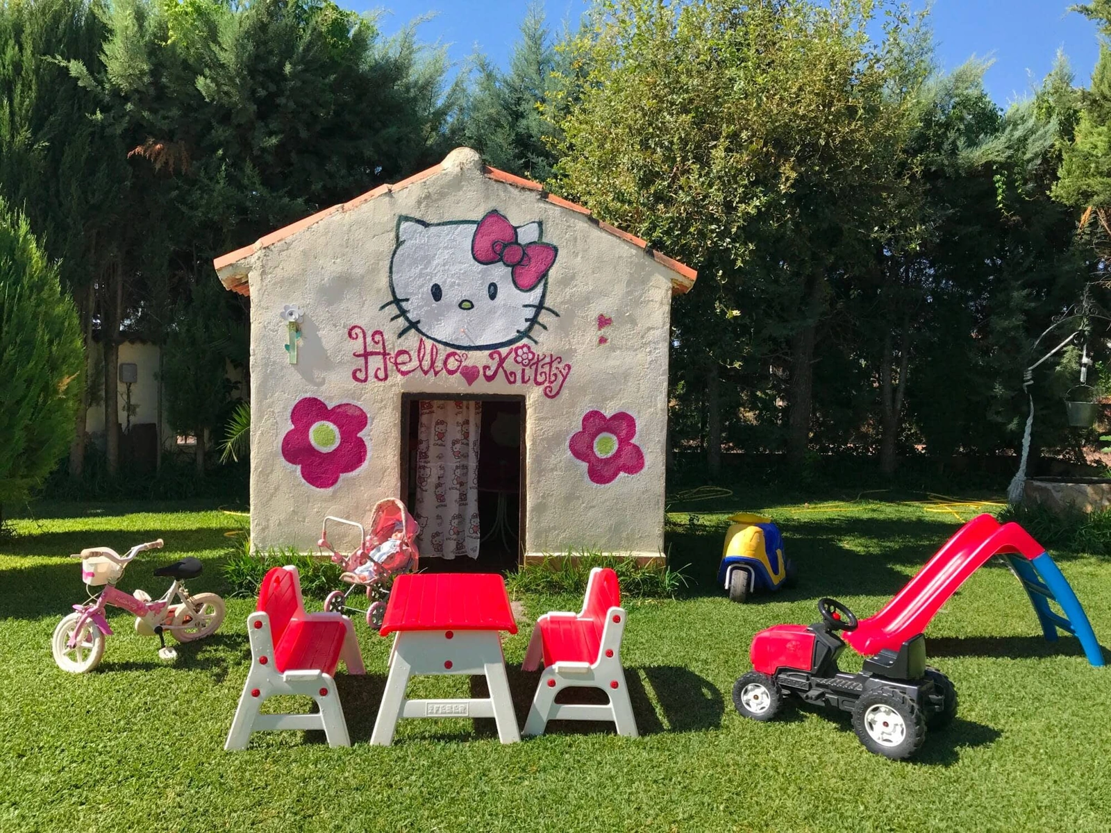 Casita de juegos Hello Kitty en el jardín de Casa Los Jabones 1 · Casa Rural Los Jabones