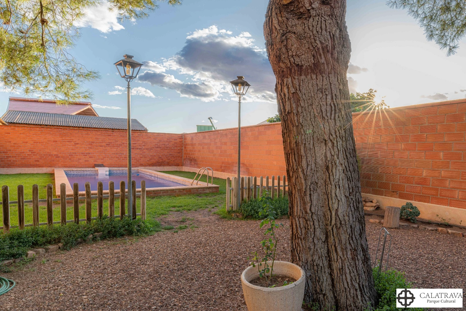 Jardín exterior de Casa Rural Crisalva junto a la piscina. · Casa Rural Crisalva