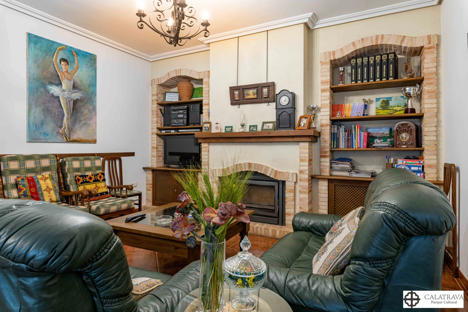 Salón de Casa Rural Crisalva con chimenea y biblioteca. · Casa Rural Crisalva