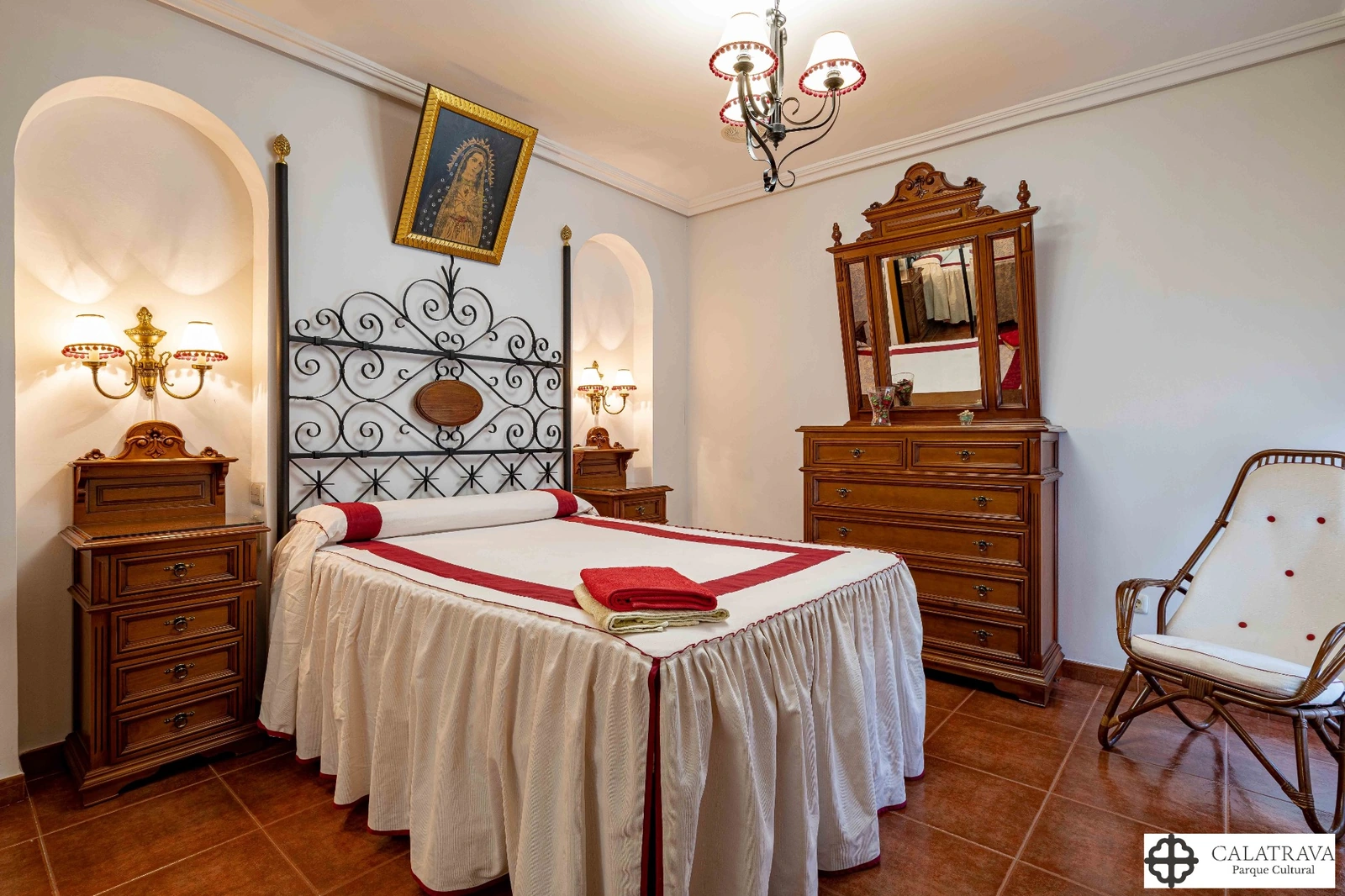Dormitorio con cama de matrimonio en Casa Rural Crisalva. · Casa Rural Crisalva