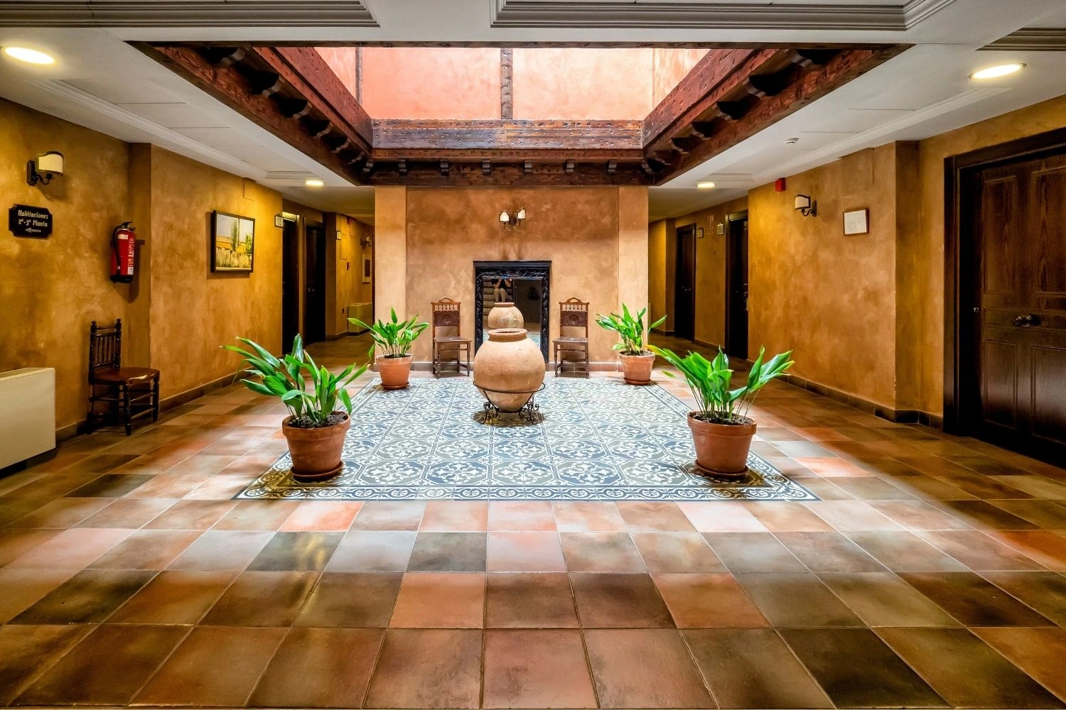 Vestíbulo interior del Hotel Doña Manuela. · Hotel Doña Manuela