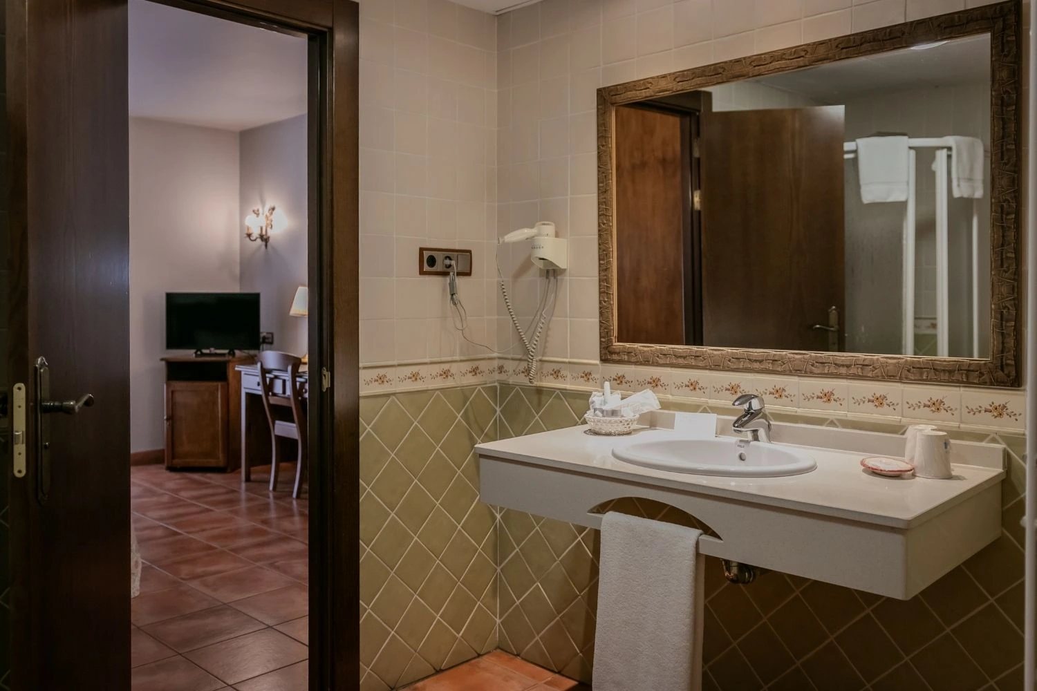 Baño con lavabo y bañera en la galería de la Habitación Twin. · Hotel Doña Manuela