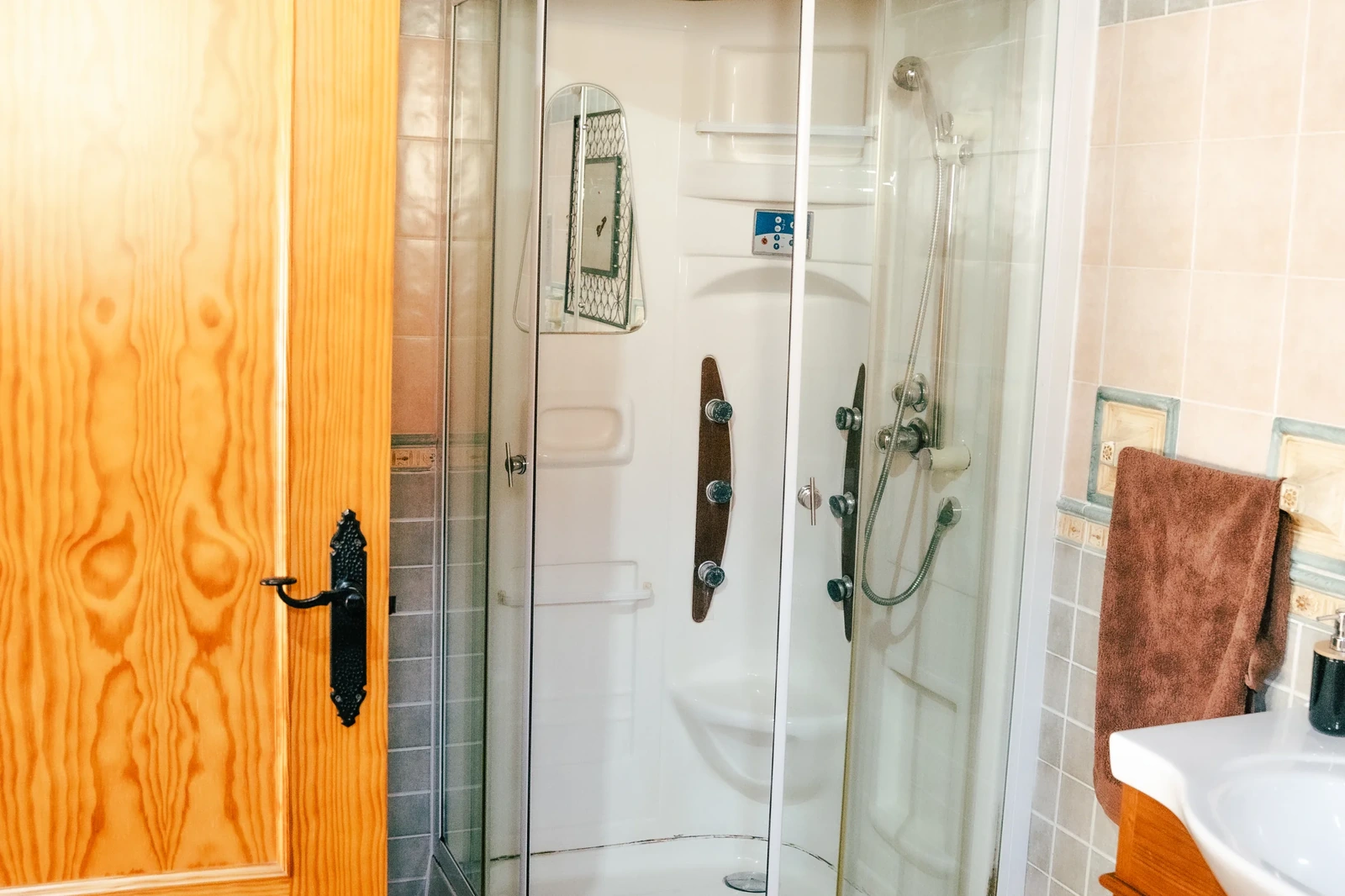 Baño de una casa del complejo con ducha de hidromasaje. · El Rincón de Cabañeros