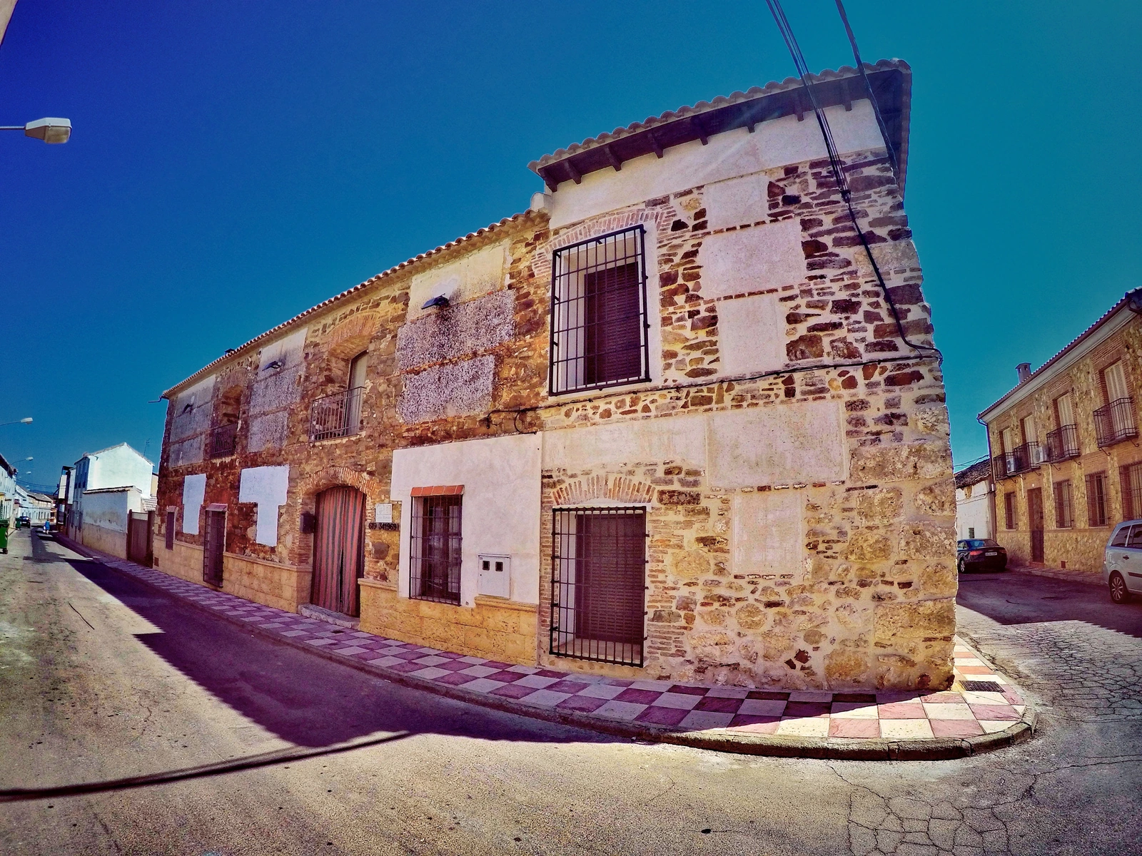 Fachada de piedra y balcones de Casa Rural Hidalgo, vista desde la calle. · Casa Rural Hidalgo