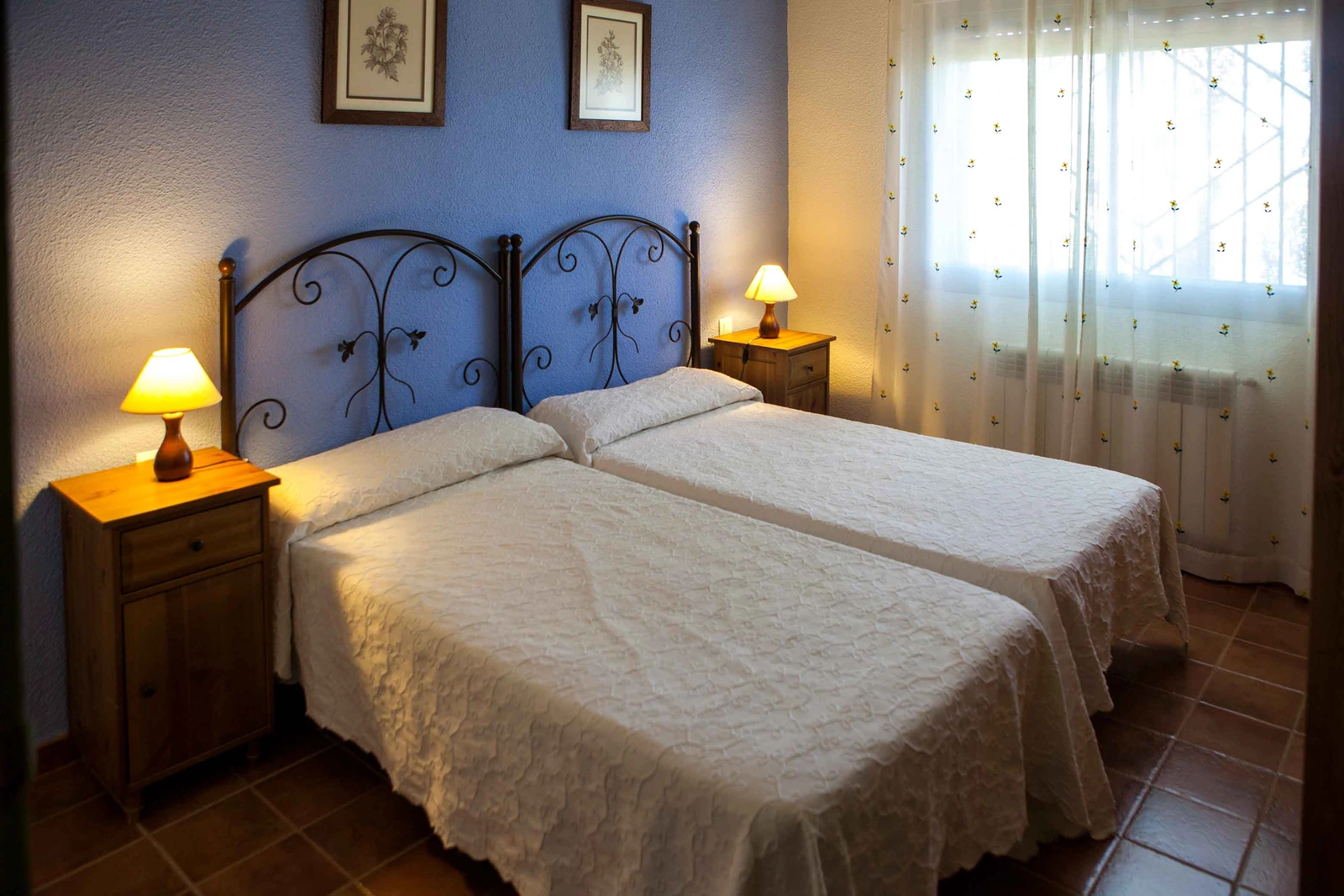 Dormitorio de Horiagua I con dos camas individuales · Alojamientos Rurales Horiagua
