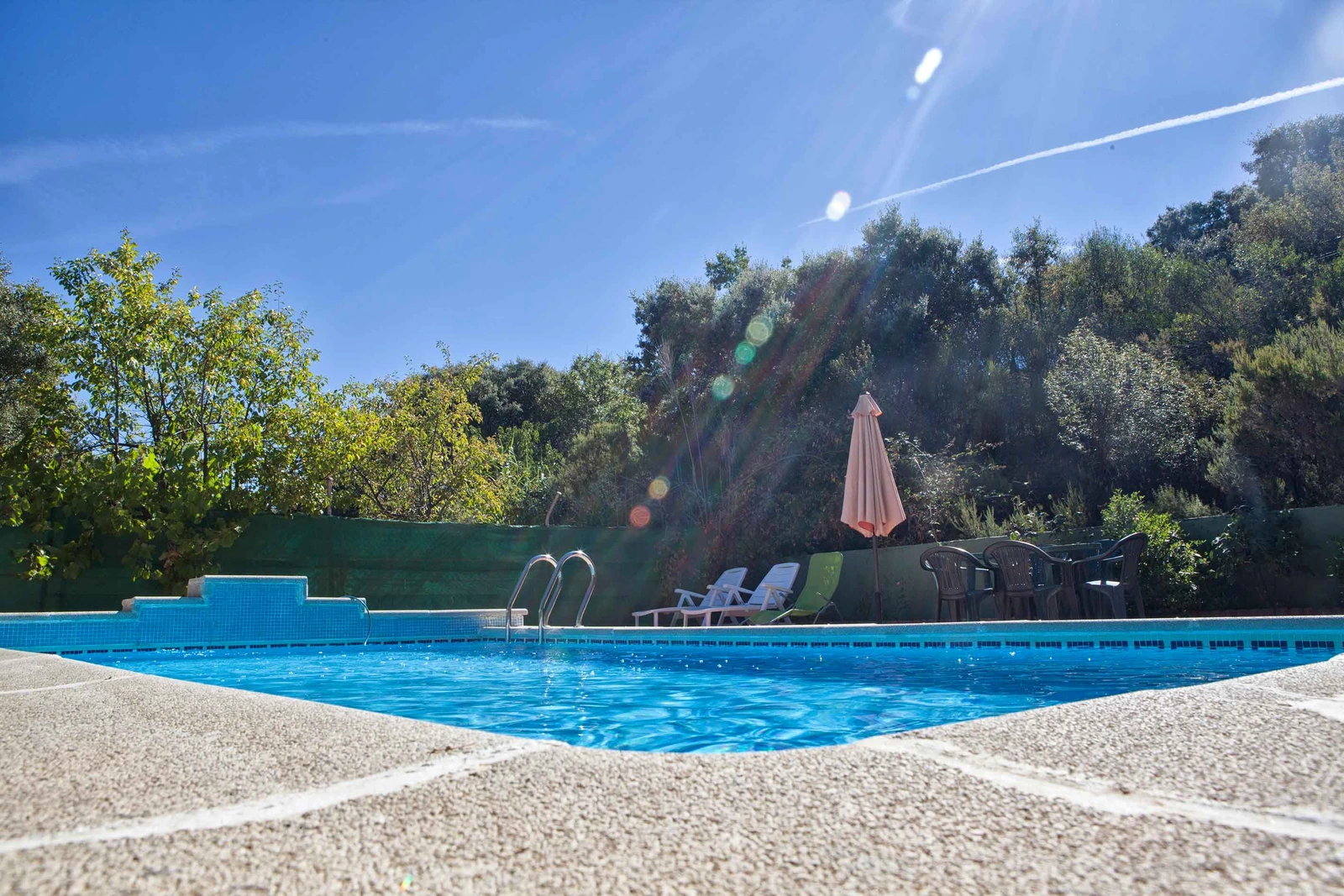Piscina compartida de Horiagua I y II junto al jardín · Alojamientos Rurales Horiagua