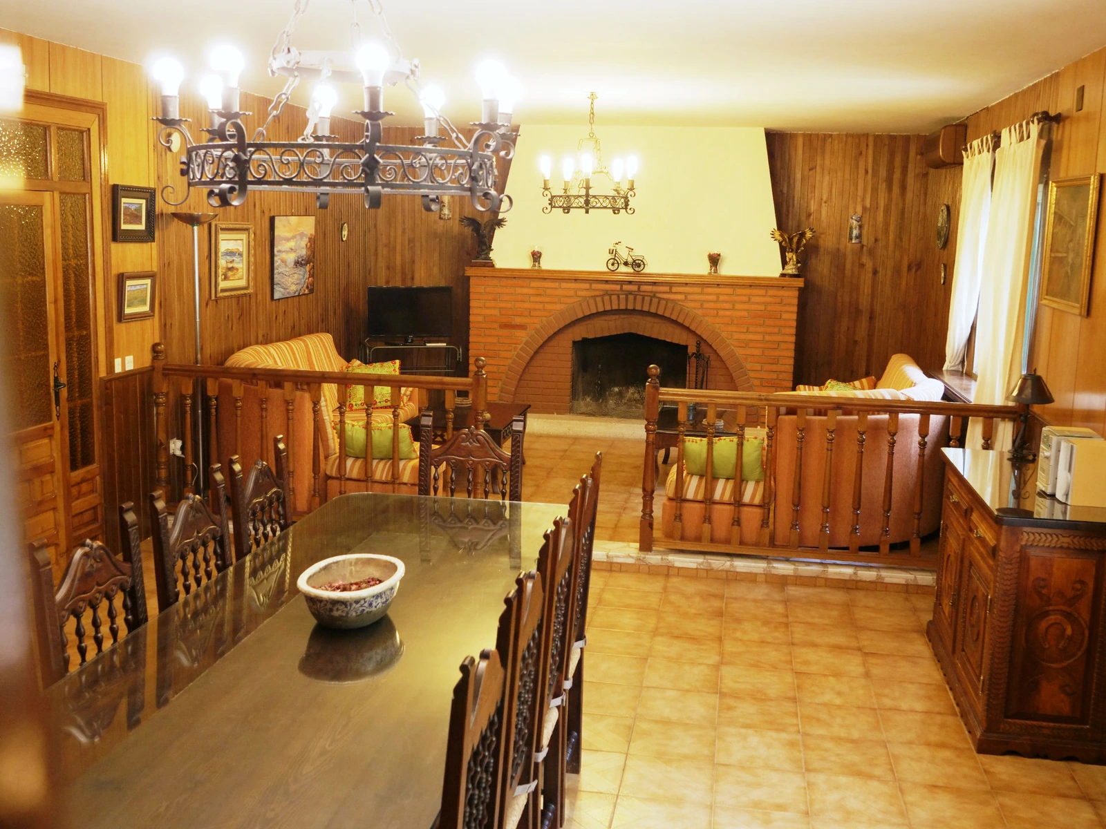 Salón comedor de Horiagua II con chimenea · Alojamientos Rurales Horiagua