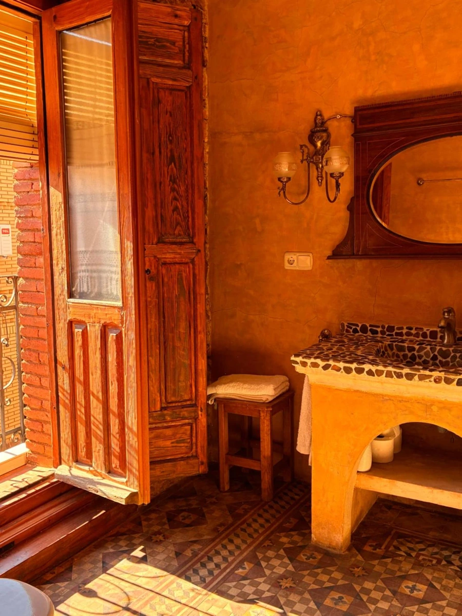 Baño de La Cerquilla del Médico con lavabo y ventana. · La Cerquilla del Médico
