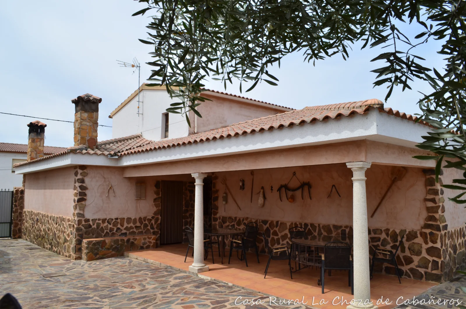 Porche cubierto y patio empedrado de La Choza · La Choza de Cabañeros