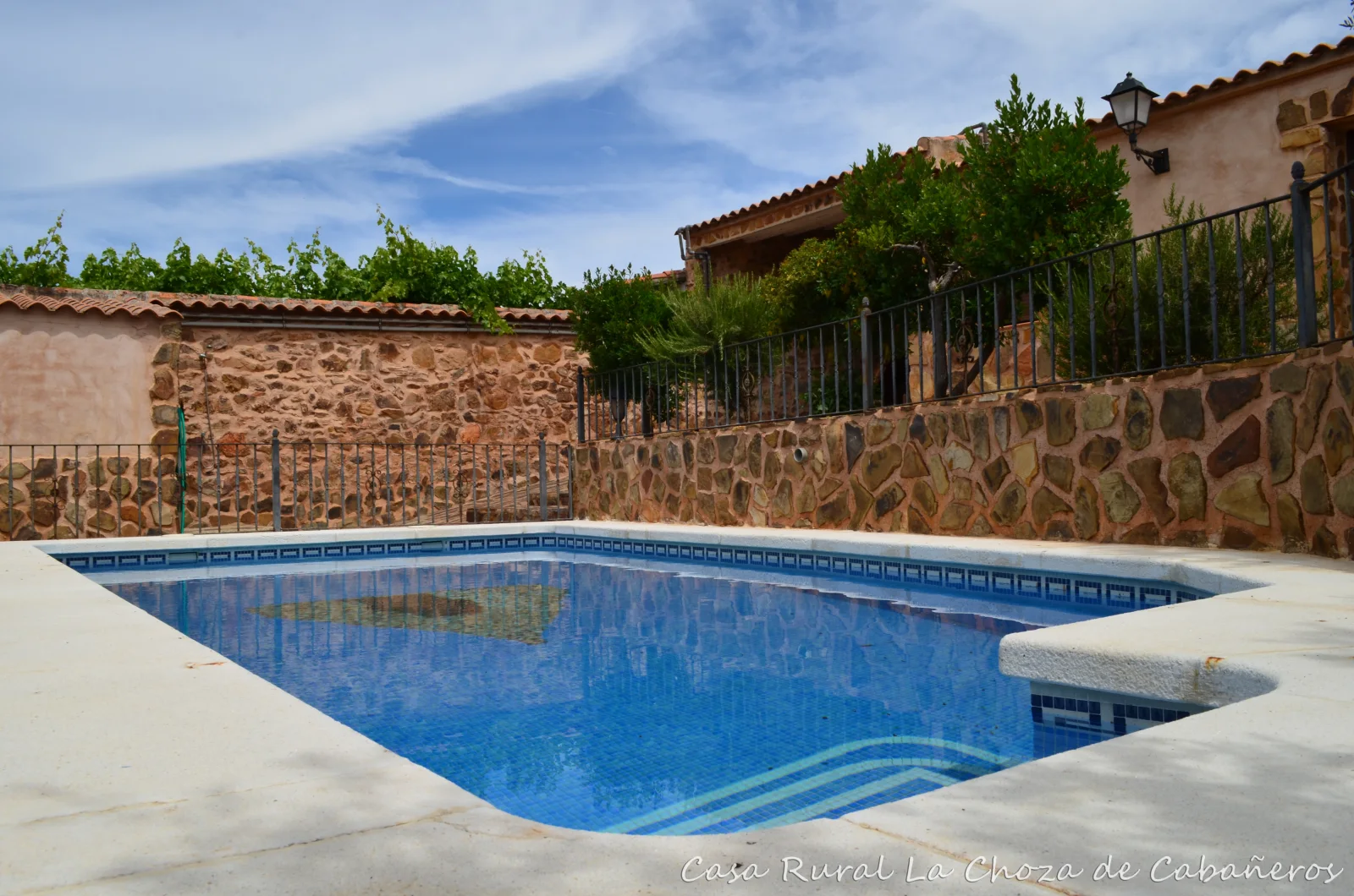 Piscina exterior vallada de agua salada · La Choza de Cabañeros