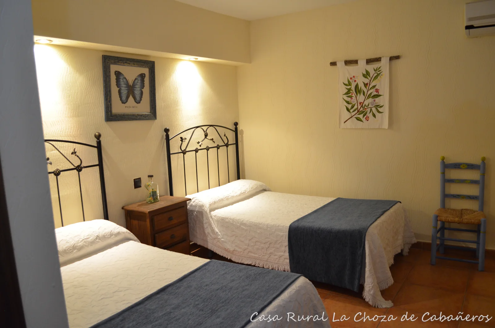 Dormitorio doble con dos camas individuales · La Choza de Cabañeros