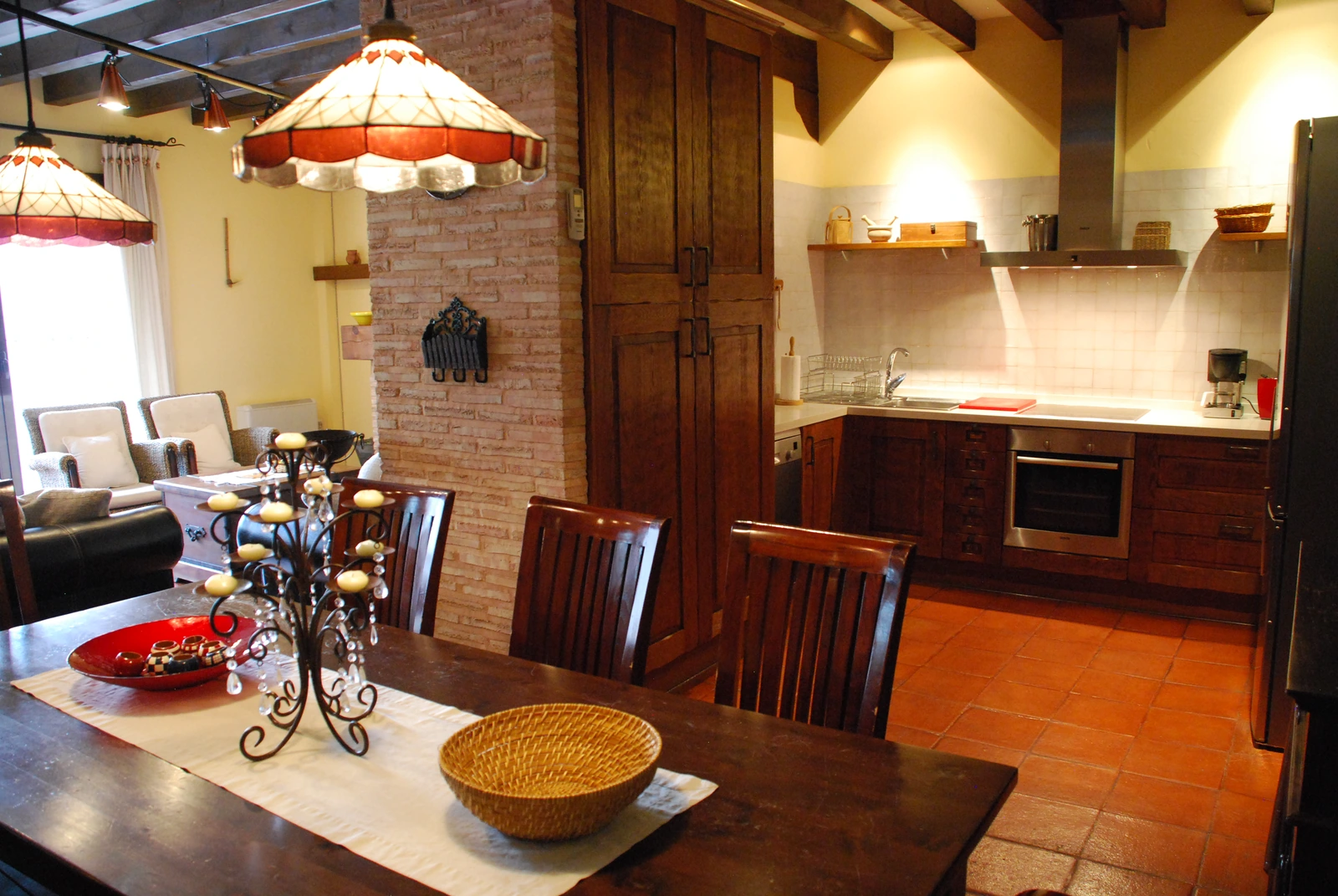 Comedor y cocina de La Fuente Gorda · Casa Rural La Fuente Gorda