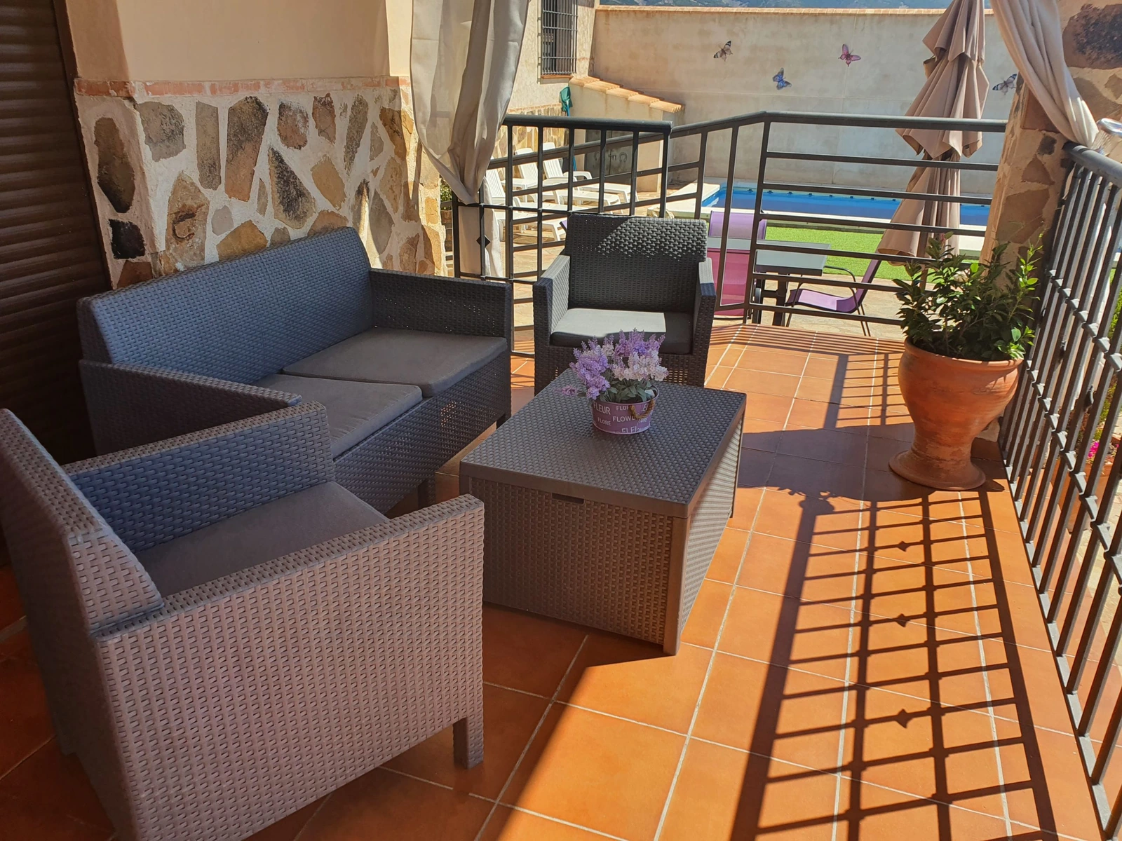 Porche de Casa Rural La Guarida con zona de estar exterior. · Casa Rural La Guarida